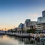 New! A Comfy & Stylish Apt Next To Darling Harbour